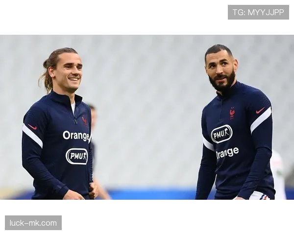 格列兹曼与本泽马在法国国家队的角色定位及战术适配性差异分析